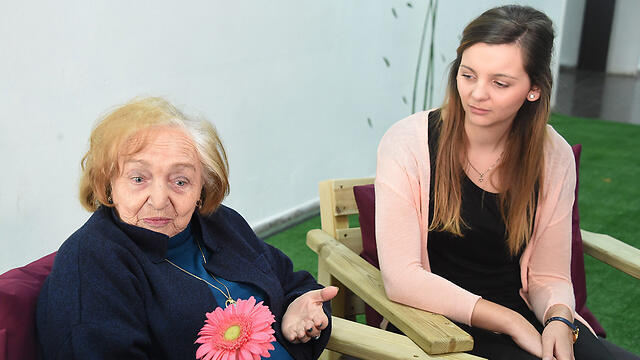 Anna Reiner, a descendant of Nazis, and Holocaust survivor Yevgenya Chaika (Photo: Yair Sagi) (צילום: יאיר שגיא) Anna Reiner, a descendant of Nazis, and Holocaust survivor Yevgenya Chaika (Photo: Yair Sagi)