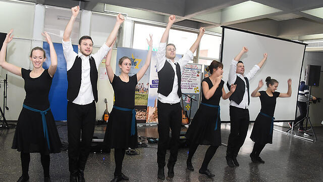 Dancing and singing to Holocaust survivors (Photo: Yair Sagi) (צילום: יאיר שגיא) Dancing and singing to Holocaust survivors (Photo: Yair Sagi)