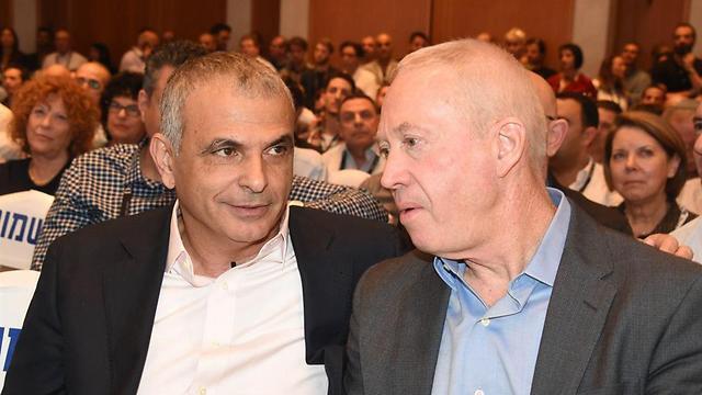 Minister Moshe Kahlon (L) and Minister Yoav Galant