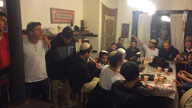 Shabbat in Amona (Photo: Elisha Ben Kimon)