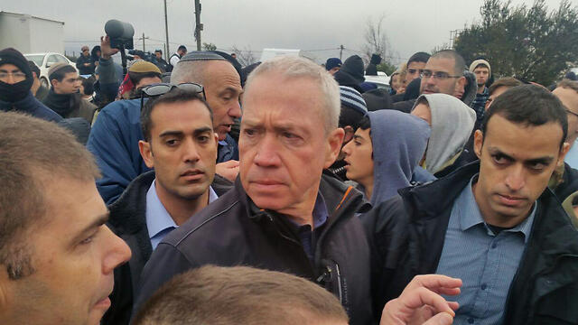 Minister Yoav Galant visits Amona on Sunday morning (Photo: Eli Mendelbaum)