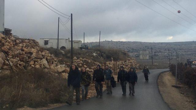 Activists leaving Amona (Photo: Elisha Ben Kimon)