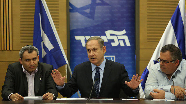 Ze'ev Elkin (L) and Netanyahu (Photo: Gil Yohanan)