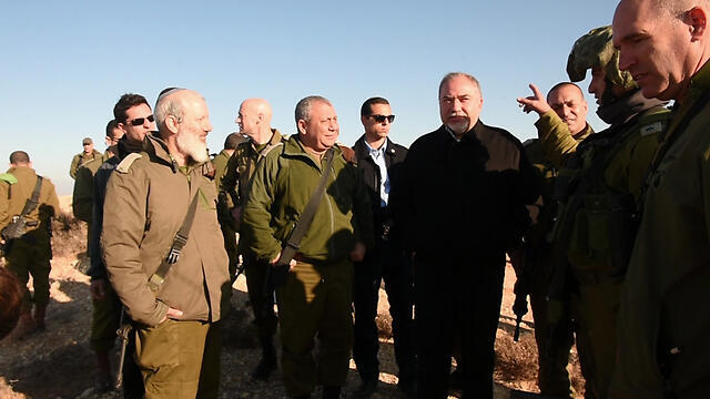 Defense Minister Avigdor Lieberman receiving a briefing with IDF Chief Gadi Eisenkot (Photo: Defense Ministry) (צילום: עדן מולדבסקי, משרד הביטחון) Defense Minister Avigdor Lieberman receiving a briefing with IDF Chief Gadi Eisenkot (Photo: Defense Ministry)