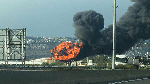 Fire erupts in Haifa gas refinery (צילום: כבאות והצלה מחוז חוף) Fire erupts in Haifa gas refinery