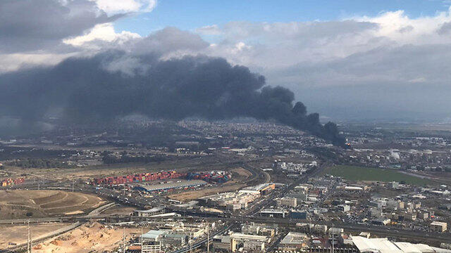 Plume of smoke soars into the Haifa skies (Photo: Gil Soiri) (צילום: גיל סוירי ) Plume of smoke soars into the Haifa skies (Photo: Gil Soiri)