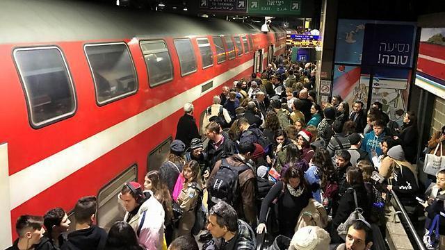 На станции железной дороги. Фото: Ниман Шовах (צילום: נימאן שובח) На станции железной дороги. Фото: Ниман Шовах