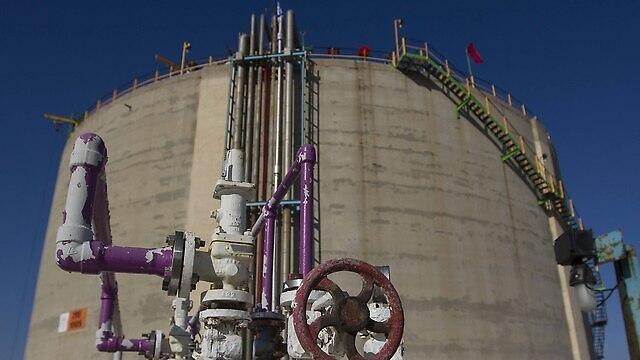 Ammonia storage facility in Haifa (Photo: Ido Erez) (צילום: עידו ארז) Ammonia storage facility in Haifa (Photo: Ido Erez)