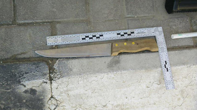 The knife found next to the terrorist (Phot: Police Spokesperson's Unit) (צילום: דוברות המשטרה) The knife found next to the terrorist (Phot: Police Spokesperson's Unit)