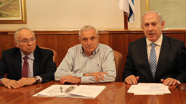 L to R: Yaakov Neeman, former minister of Public Security Yitzhak Aharonovich and Benjamin Netanyahu (Photo: Avi Ohayon/GPO) (צילום: אבי אוחיון, לע"מ) L to R: Yaakov Neeman, former minister of Public Security Yitzhak Aharonovich and Benjamin Netanyahu (Photo: Avi Ohayon/GPO)