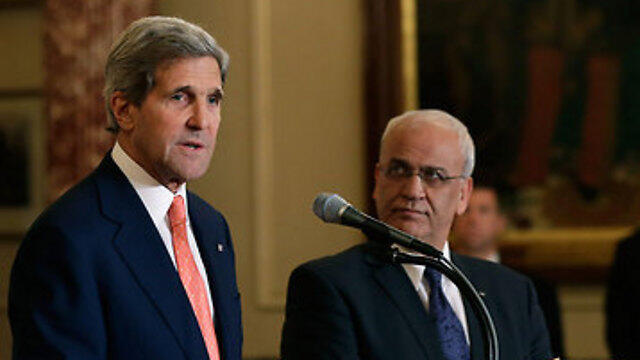 Kerry (L) and Erekat (Photo: AFP)