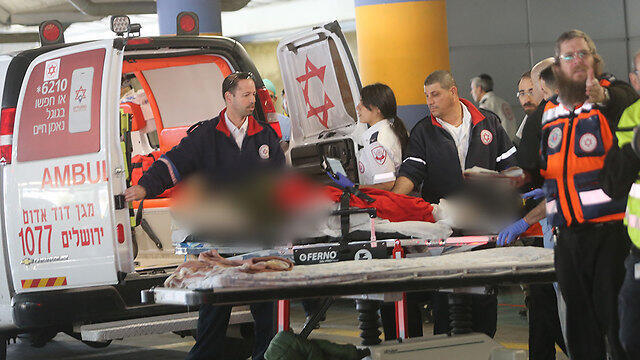 Эвакуация раненых курсантов. Фото: Алекс Коломойский (צילום: אלכס קולומויסקי) Эвакуация раненых курсантов. Фото: Алекс Коломойский