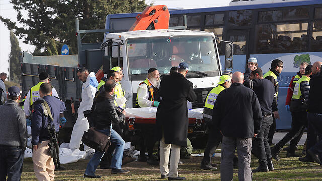 Emergency personnel evacuate injured (Photo: Gil Yohanann) (צילום: גיל יוחנן) Emergency personnel evacuate injured (Photo: Gil Yohanann)