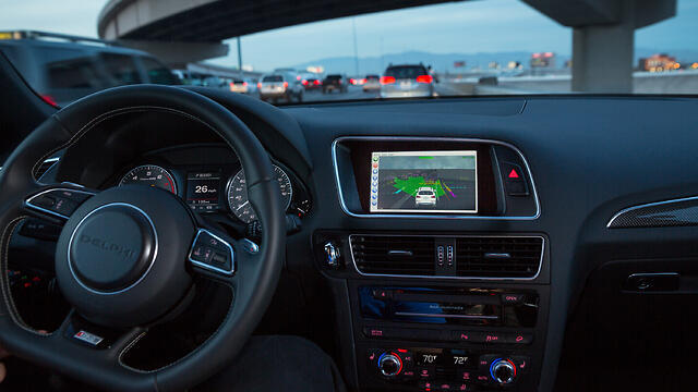 Аппаратура Mobileye на дисплее автономного автомобиля Delphi