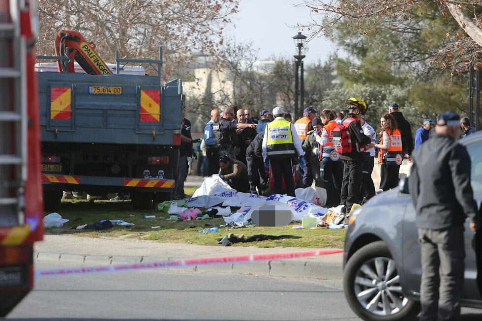 Террористический наезд в Иерусалиме 8 января 2017 года. Фото: TPS