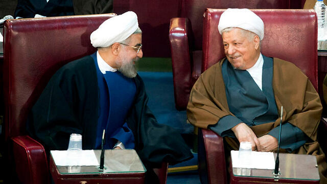 Rafsanjani, right, with Iranian President Rouhani (Photo: EPA)