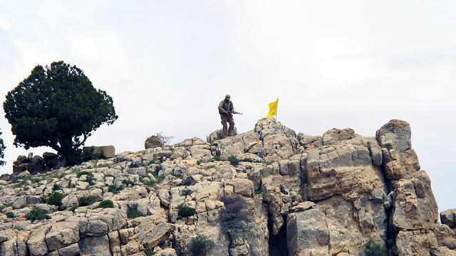 Hezbollah fighter on Syrian-Lebanese border. At this stage, Hezbollah isn’t interested in a conflict with Israel for political-economic reasons (צילום: AP) Hezbollah fighter on Syrian-Lebanese border. At this stage, Hezbollah isn’t interested in a conflict with Israel for political-economic reasons