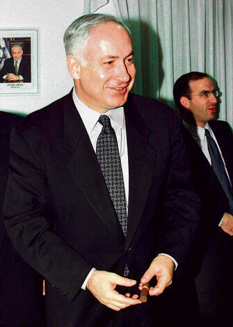 Netanyahu with a cigar (Photo: Reuters)