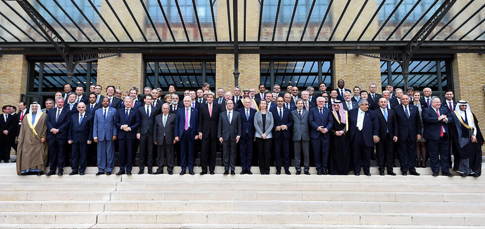 'Family picture' of attending representatives (Photo: AFP) (צילום: AFP) 'Family picture' of attending representatives (Photo: AFP)
