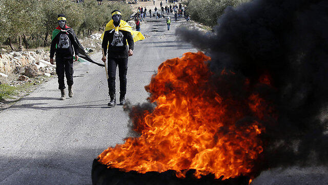Clashes during Al-Amour's funeral (Photo: EPA) (צילום: EPA) Clashes during Al-Amour's funeral (Photo: EPA)