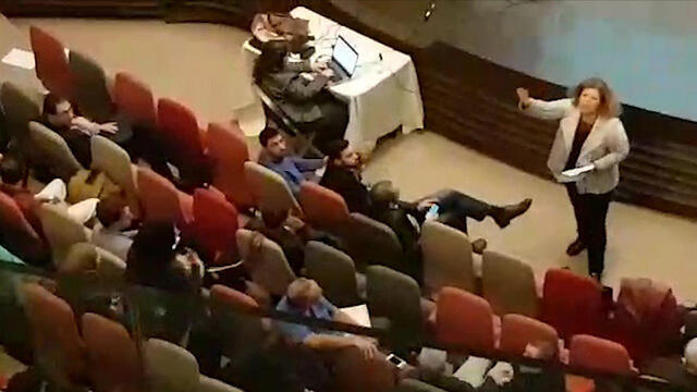 Participants responding to the verbal altercation (Photo: Lee mram-ilat) (צילום: לי עמרם אילת) Participants responding to the verbal altercation (Photo: Lee mram-ilat)