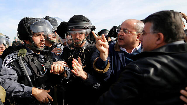 MK Tibi confronting police (Photo: Reuters)
