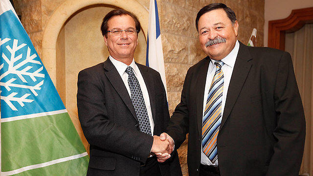 Eli Afflalo (right) and Efi Stenzler (Photo: Flash90) (צילום: Flash90) Eli Afflalo (right) and Efi Stenzler (Photo: Flash90)