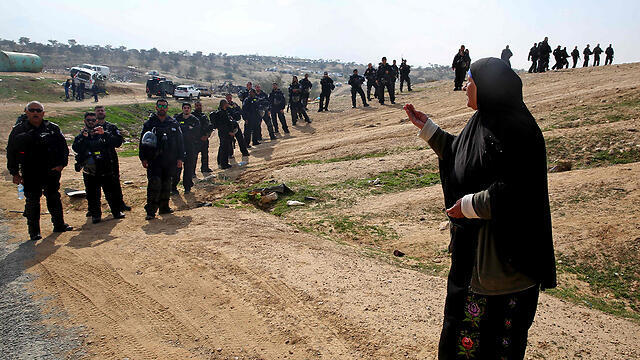 Bedouin woman confronts Israeli policemen during the demolition of homes in the unrecognized Bedouin village of Umm al-Hiran, Jan. 2017 (Photo: AFP) (צילום: AFP) Bedouin woman confronts Israeli policemen during the demolition of homes in the unrecognized Bedouin village of Umm al-Hiran, Jan. 2017 (Photo: AFP)