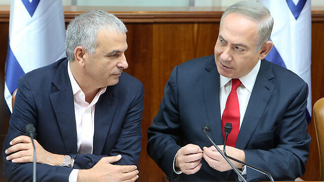Moshe Kahlon with PM Netanyahu (Photo: Alex Kolomoisky)