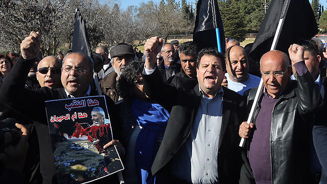 L to R: MKs Ahmed Tibi, Ayman Odeh protesting for the return of Abu al-Qiyan's body (Photo: Gil Yohanan) (צילום: גיל יוחנן) L to R: MKs Ahmed Tibi, Ayman Odeh protesting for the return of Abu al-Qiyan's body (Photo: Gil Yohanan)