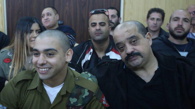 Charlie Azaria with his son Elor in court (Photo: Motti Kimchi) (צילום: מוטי קמחי) Charlie Azaria with his son Elor in court (Photo: Motti Kimchi)