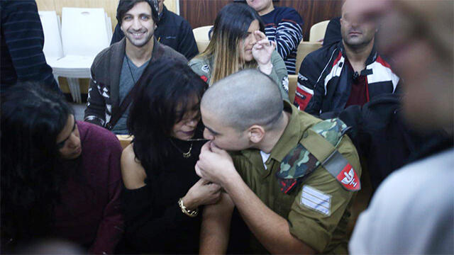 Elor Azaria in court with his mother (Photo: Motti Kimchi) (צילום: מוטי קמחי) Elor Azaria in court with his mother (Photo: Motti Kimchi)