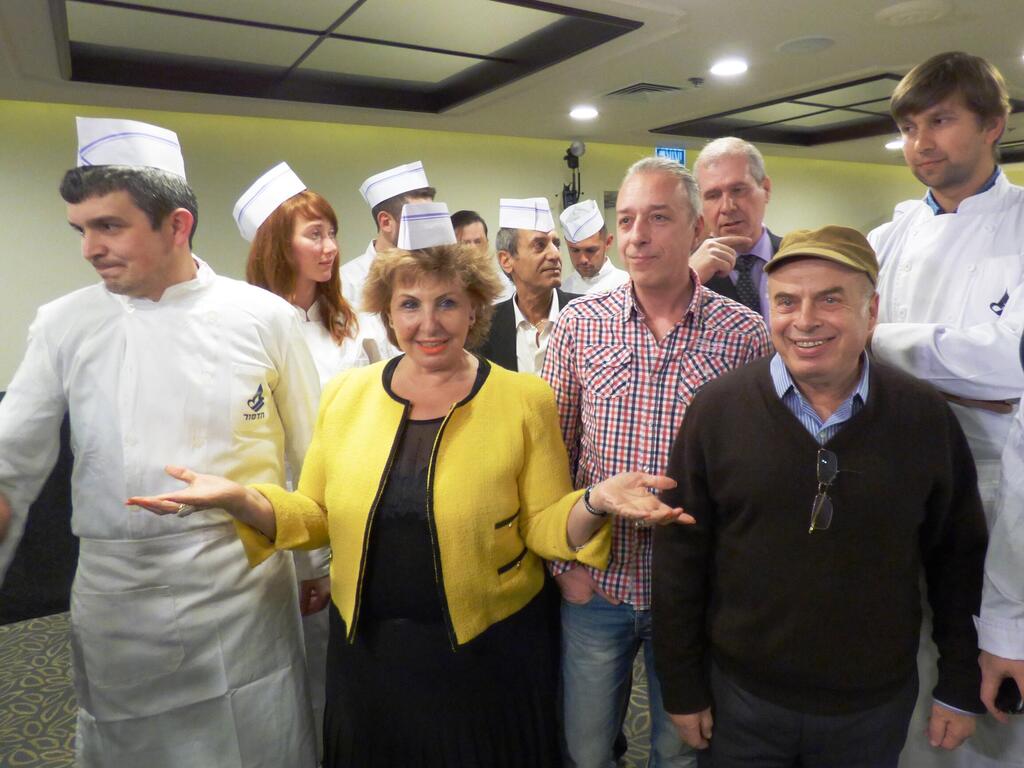 Натан Щаранский и Софа Ландвер с будущими шеф-поварами (Фото: пресс-служба Сохнута) Натан Щаранский и Софа Ландвер с будущими шеф-поварами