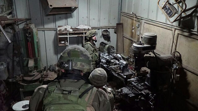 Тайная лаборатория террористов в Хевроне. Фото: пресс-служба ЦАХАЛа (צילום: דובר צה"ל) Тайная лаборатория террористов в Хевроне. Фото: пресс-служба ЦАХАЛа