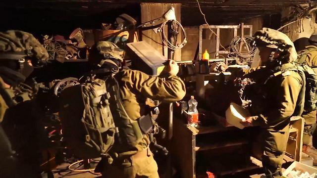 IDF forces raiding weapons factory (Photo: IDF Spokesperson's Unit) (צילום: דובר צה"ל) IDF forces raiding weapons factory (Photo: IDF Spokesperson's Unit)