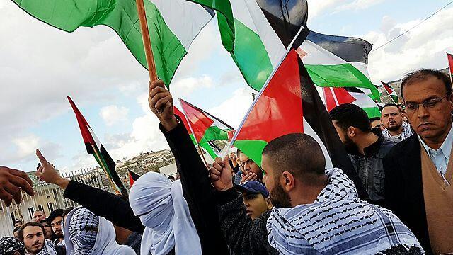 Israeli-Arabs protesting demolitions of illegal structures (Photo: Gil Nahoshten)