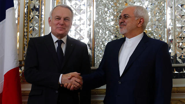 Then-French Foreign Minister Jean-Marc Ayrault meeting with his Iranian counterpart Mohammad Javad Zarif in 2017 (צילום: AFP) Then-French Foreign Minister Jean-Marc Ayrault meeting with his Iranian counterpart Mohammad Javad Zarif in 2017