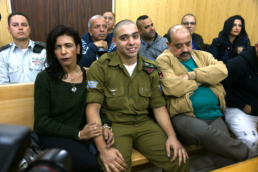 Азария с родителями в зале суда. Фото: Авигайль Узи