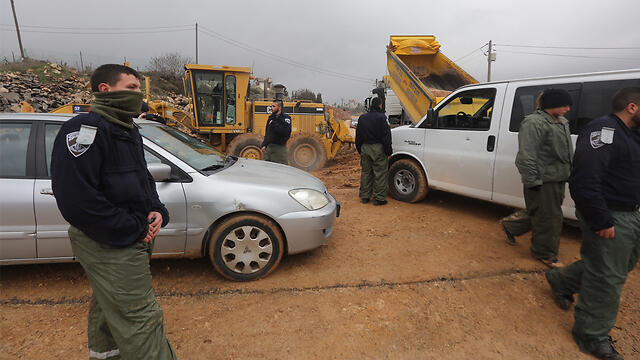 Bulldozers block entrance to Amona (Photo: Gil Yohanan)