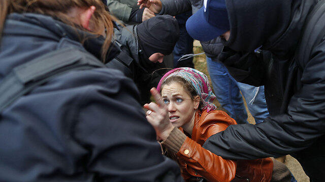 Evacuating Amona (Photo: AFP)