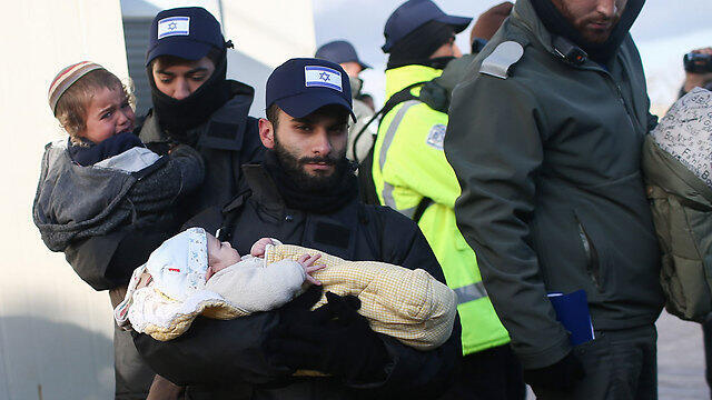 Amona children removed from their homes (Photo: Ohad Zwigenberg)