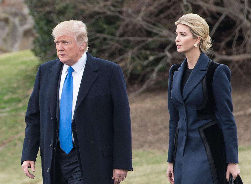 Иванка Трамп с отцом на пути к президентскому вертолету. Фото: AFP (צילום: AFP) Иванка Трамп с отцом на пути к президентскому вертолету. Фото: AFP