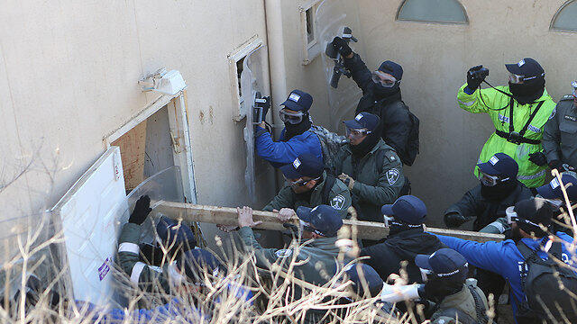 Police forces force their way into the synagogue (Photo: Alex Kolomoisky)