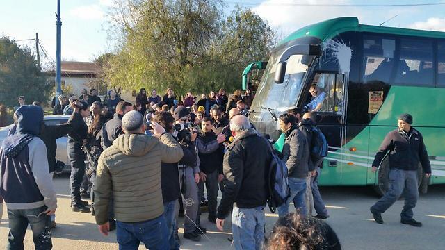 Former Amona residents transported away from the outpost (Photo: Eli Mendelbaum)