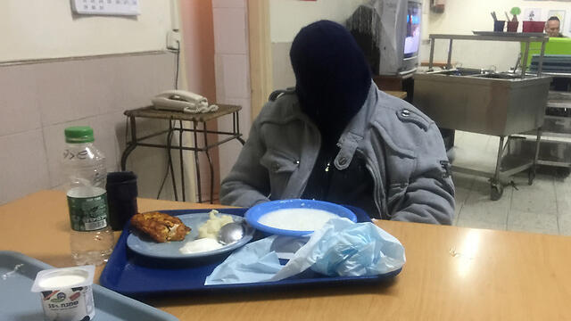 Старик "наказан" за непослушание. Фото из разоблачительной статьи на сайте ynet