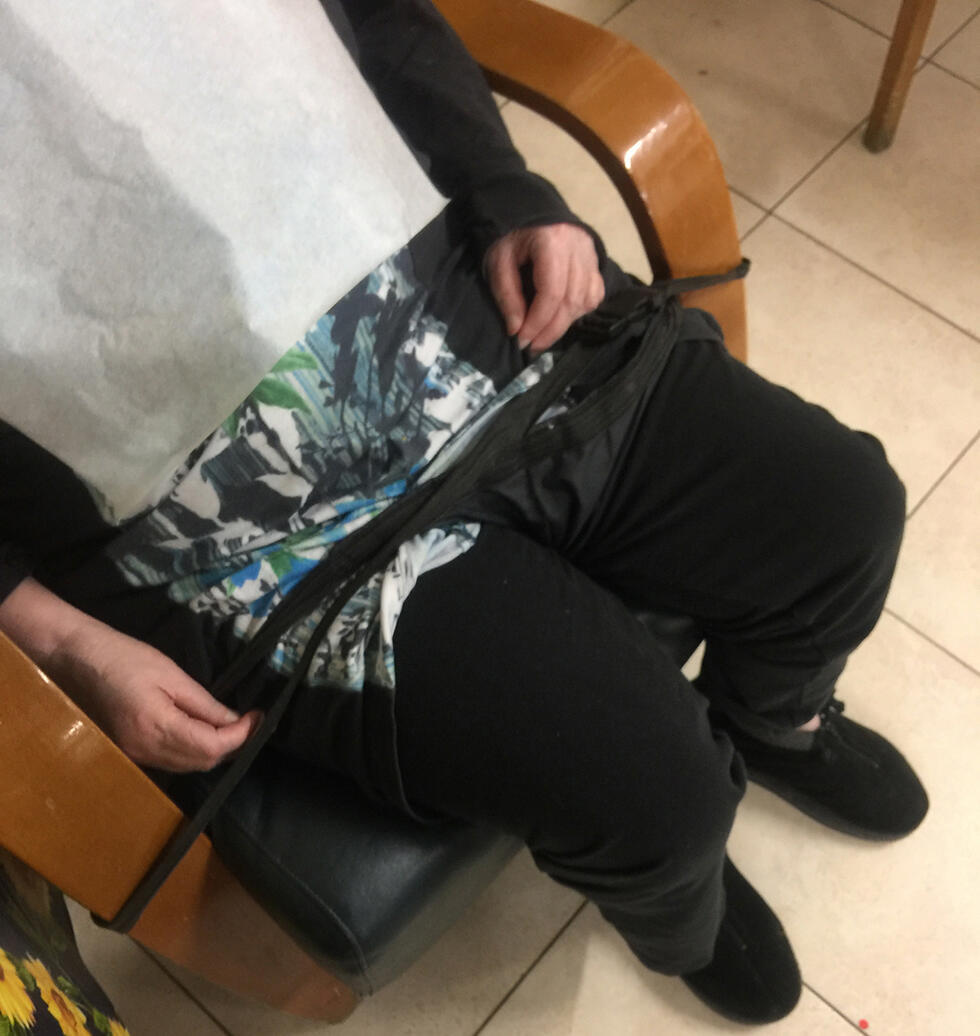 Привязанная старушка. Фото из разоблачительной статьи на сайте ynet