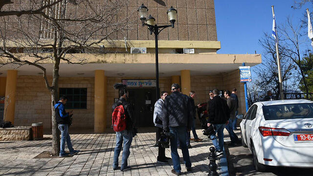 Police outside of the Safed Municipality Monday (Photo: Avihu Shapira) (צילום: אביהו שפירא) Police outside of the Safed Municipality Monday (Photo: Avihu Shapira)