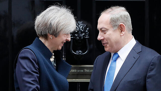 Netanyahu meets May outside her residence in Downing Street (Photo: AP)