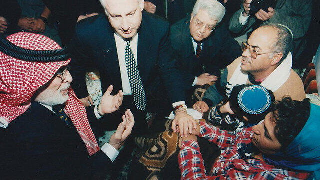 King Hussein in rare visit to Israel in 1997 to express his condolences to the girls' parents (Photo: Eyal Fisher) (צילום: אייל פישר) King Hussein in rare visit to Israel in 1997 to express his condolences to the girls' parents (Photo: Eyal Fisher)