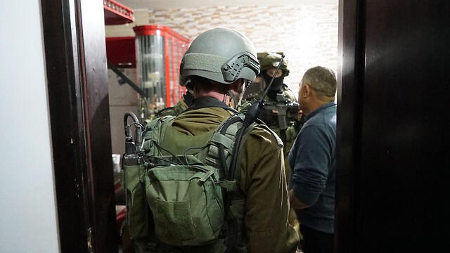 IDF soldiers raid the terrorist's house (Photo: IDF Spokesman's Office) (צילום: דובר צה"ל) IDF soldiers raid the terrorist's house (Photo: IDF Spokesman's Office)